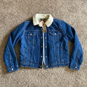 NWT womens Levi’s trucker jacket sherpa
